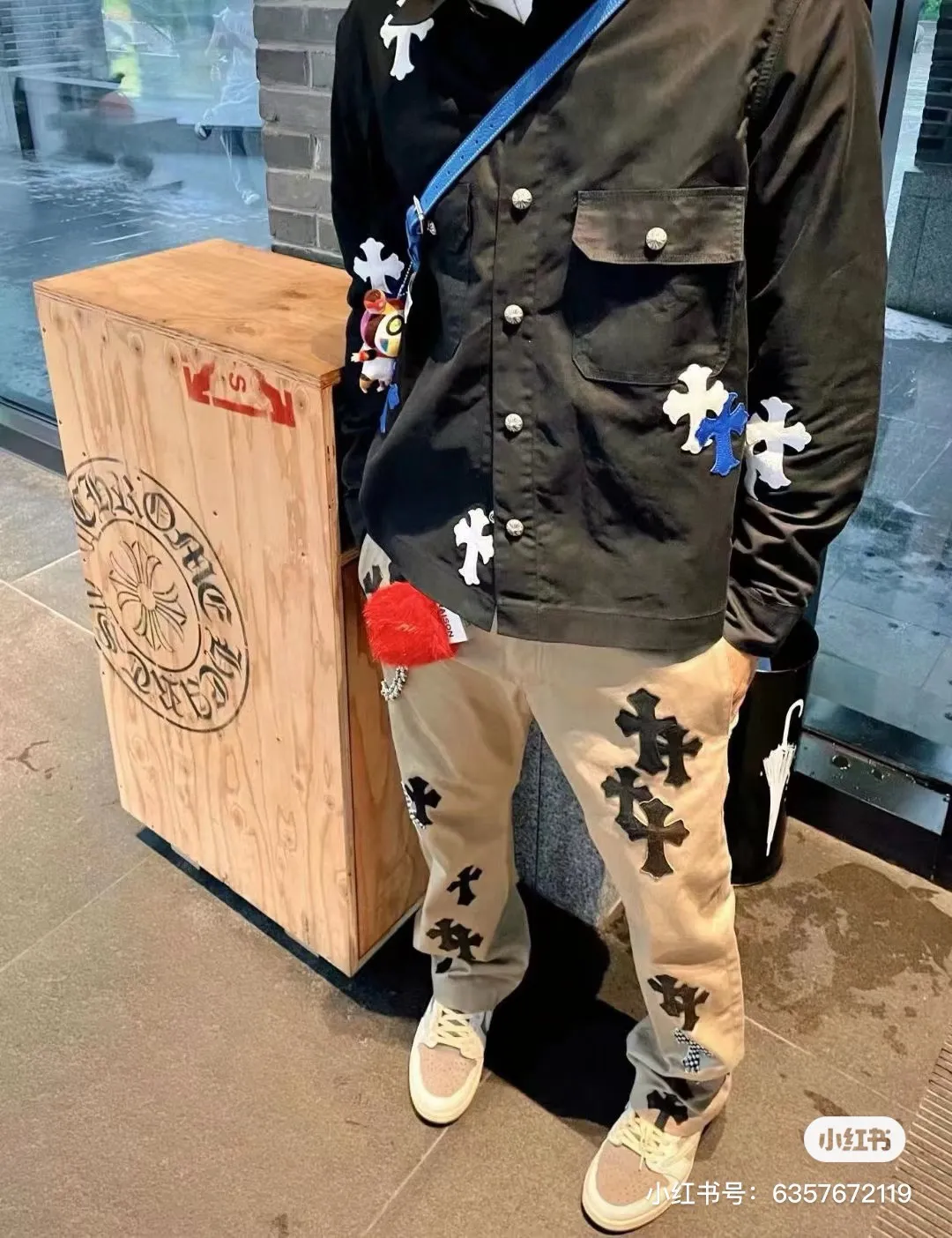 P270 💰 (Top version) Chrome Hearts CH khaki camouflage checkerboard horse hair cross patch leather jeans. Original purchased and patterned to truly restore the ultimate texture of Vintage. Italian special cowhide print and then cut. Customized sheepskin three-layer thick line leather. The whole body is spliced in heavy water washing process. Craftsmen hand-splash ink. You can see the details. Three-dimensional cutting version. Loose and comfortable. Not picky on the figure. Look tall and slim. Factory precision work. Original quality control. Same style for men and women. Can be matched with couples. Versatile recommendation. Must-have jeans for all seasons. Color: Khaki Size: 28-30-32-34 (corresponds to S-M-L-XL)